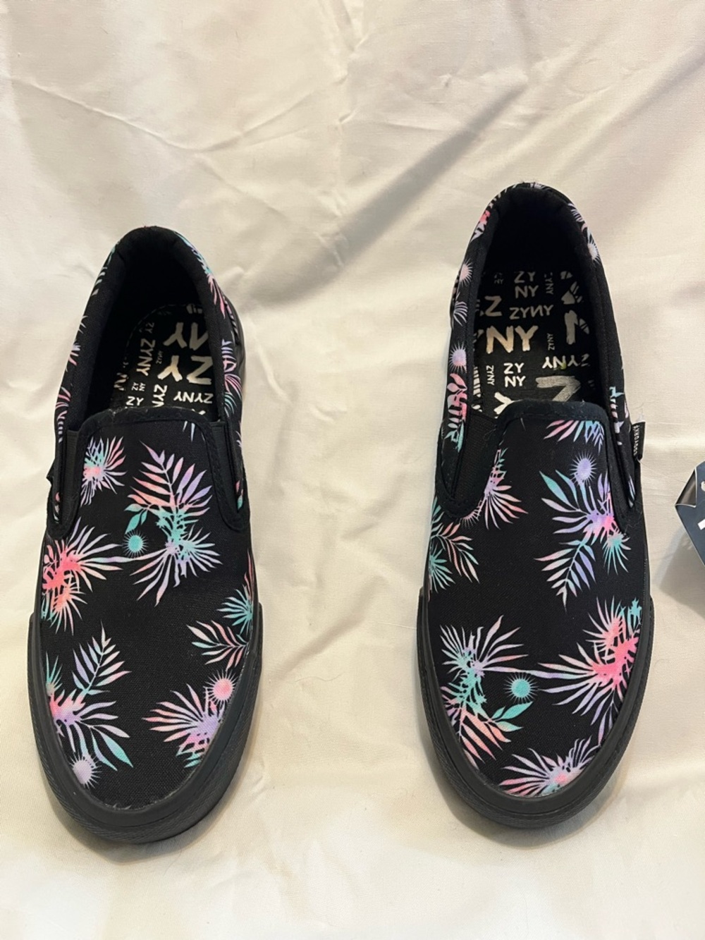 NWT Zoo York Black Slip-On Sneakers with Vibrant Tropical Print - Picture 4 of 11